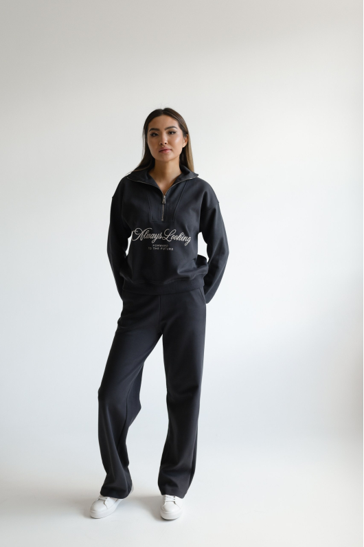 Костюм из трикотажа спортивного плана